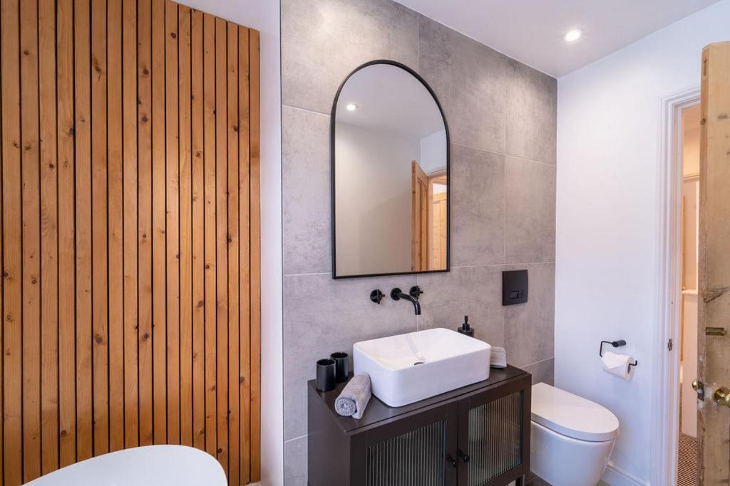 Elegant 3 Bedroom Home In The Centre Of Cheltenham Exterior photo