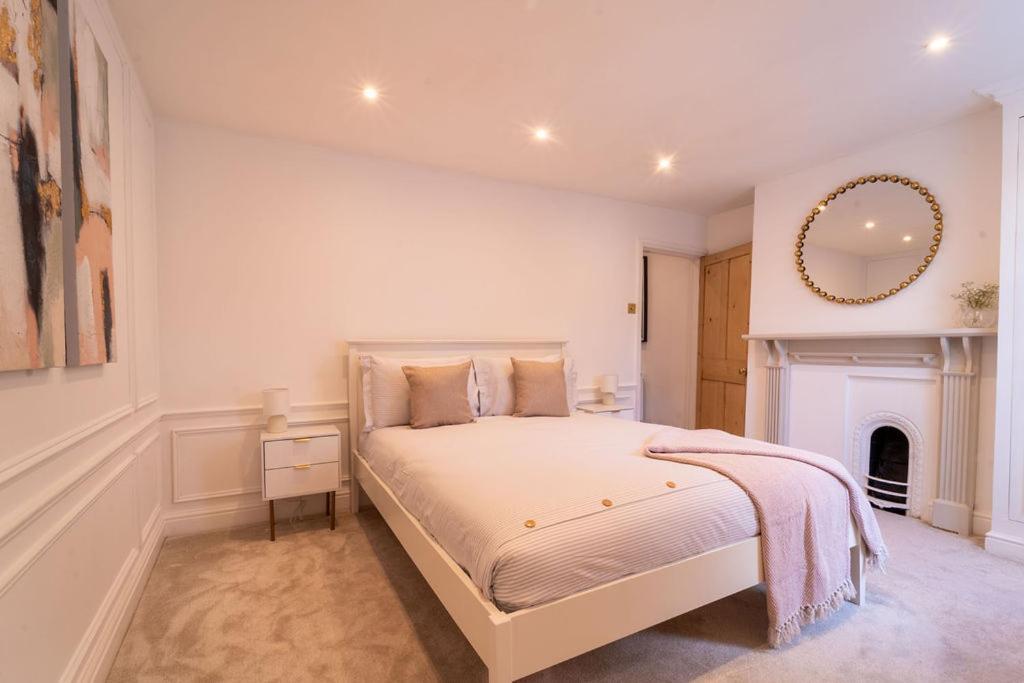 Elegant 3 Bedroom Home In The Centre Of Cheltenham Exterior photo