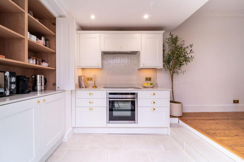 Elegant 3 Bedroom Home In The Centre Of Cheltenham Exterior photo