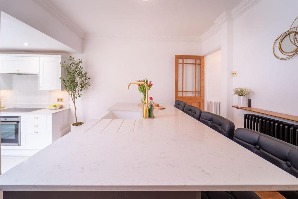 Elegant 3 Bedroom Home In The Centre Of Cheltenham Exterior photo