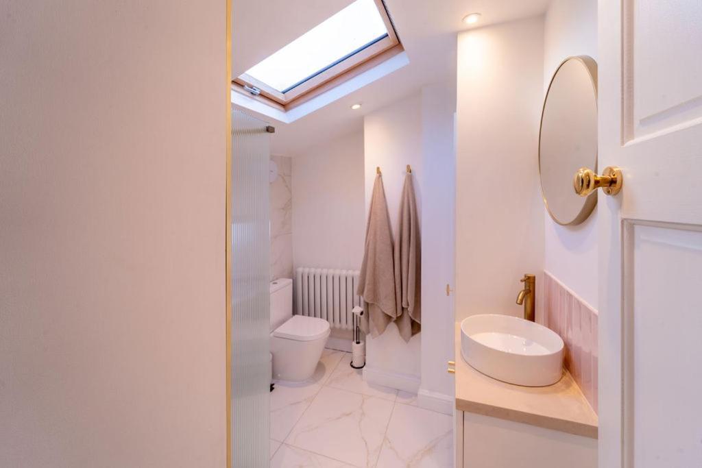 Elegant 3 Bedroom Home In The Centre Of Cheltenham Exterior photo